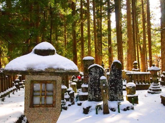 Pemandangan musim dingin di Gunung Koya Wakayama