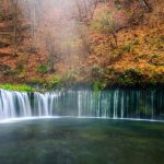 Pemandangan musim gugur di Air Terjun Shiraito