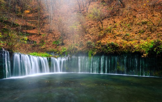 Pemandangan musim gugur di Air Terjun Shiraito