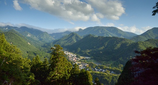Pemandangan pegunungan Yamagata dari atas Kuil Yamadera