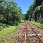 Pemandangan rel kereta waktu Gattan Go