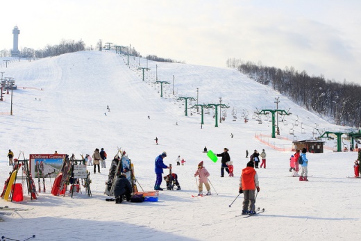 Pergi ke Hokkaido dan bermain ski