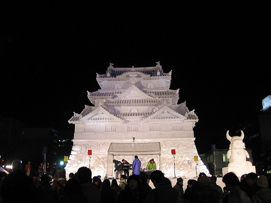 Pertunjukkan musik di Festival Salju di Sapporo