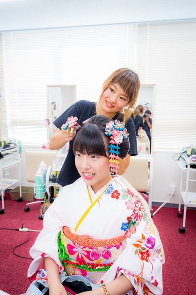 Petugas menata rambut di rental kimono Yumeyakata