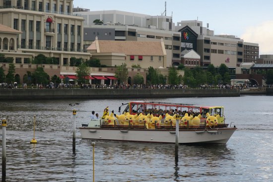 Pikachu naik kapal saat Parade Pikachu di Yokohama