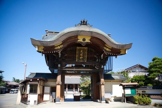 Pintu gerbang Takayama Betsuin