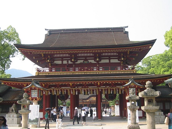 Pintu gerbang torii Kuil Dazaifu Temmangu