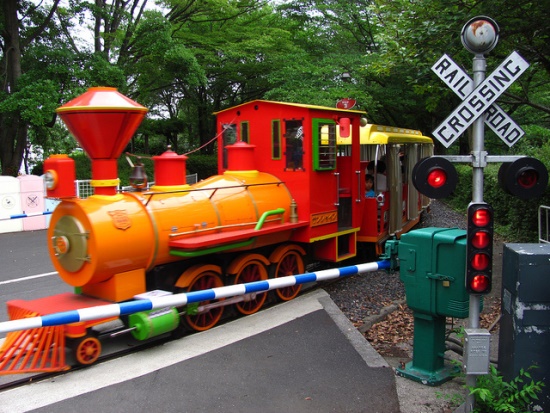 Rangkaian kereta bermain di dalam Tobu Zoo