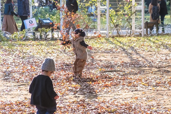 Serunya anak-anak bermain di Yoyogi Park