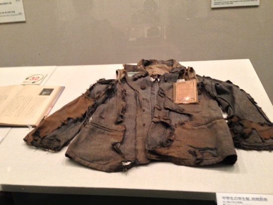 Sisa baju korban ledakan atom di Museum Perdamaian Hiroshima