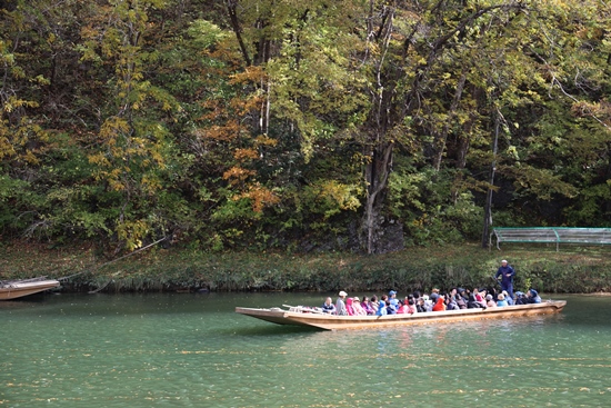 Suasana Kapal Wisata di Tebing Geibikei