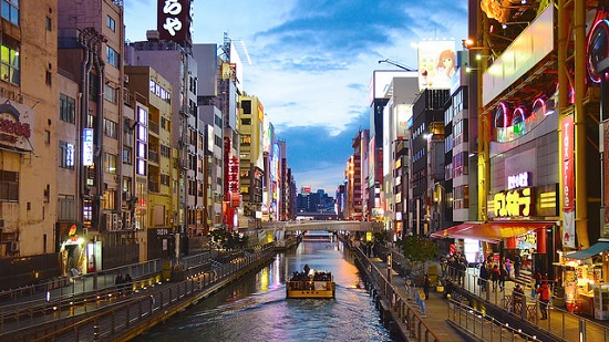 Suasana Namba Osaka di malam hari