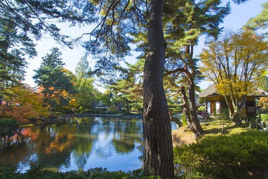 Suasana Pendopo Rakujutei di Oyakuen Garden