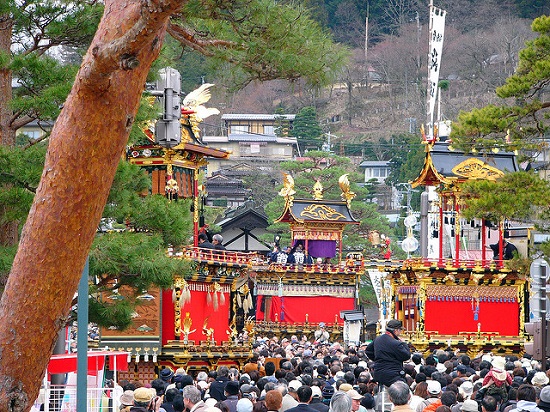 Suasana Takayama Spring Matsuri yang meriah