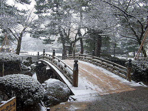 Suasana Taman Kenrokuen di musim dingin