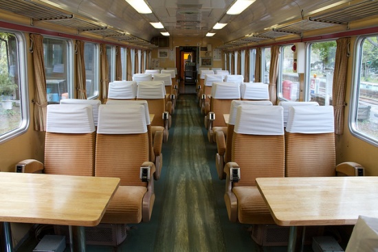 Suasana interior Kereta Wisata Watarase