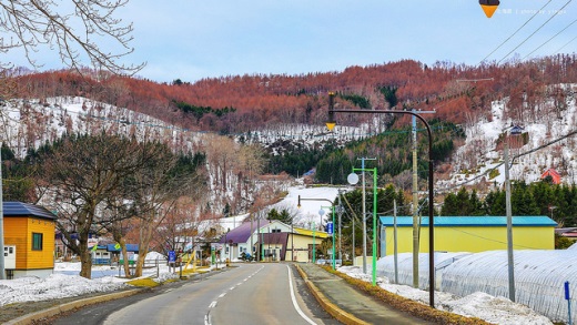 Suasana jalan tepi Danau Toya