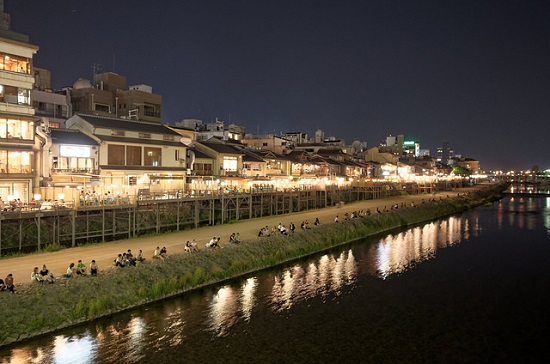 Suasana malam hari di Pontocho Alley Kyoto