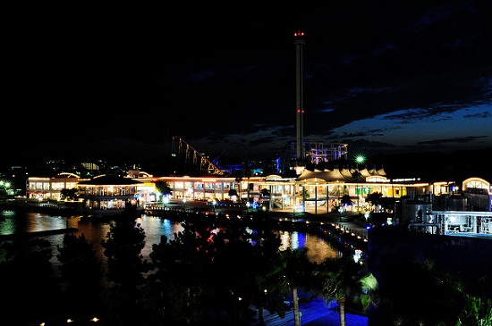 Suasana malam hari di Yokohama Sea Paradisen