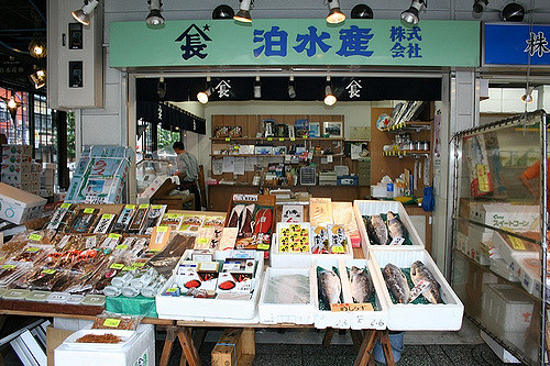 Suasana pasar makanan laut Nijo Market