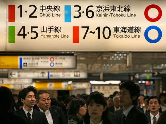 Suasana stasiun kereta di Tokyo