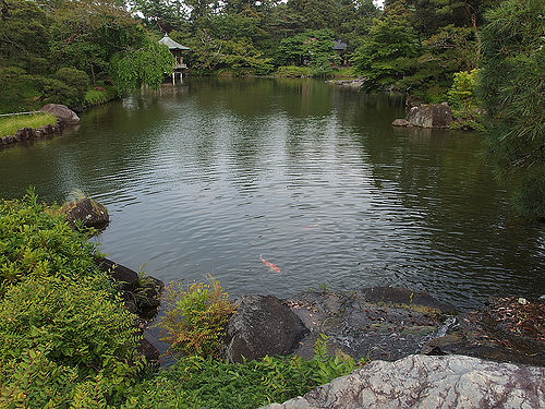 Suasana taman di Kuil Shinsoji