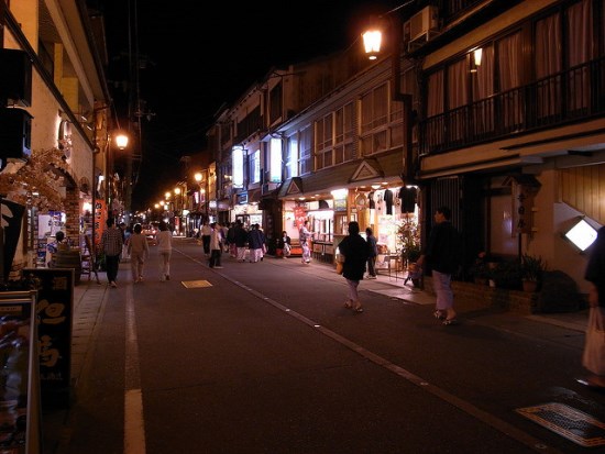 Suasana tenang malam hari di Kinosaki Onsen