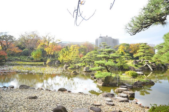 Tapak-tapak batu di Taman Keitakuen Osaka