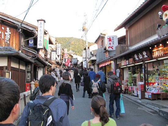 Toko oleh-oleh di jalanan menuju Kuil Kiyomizudera