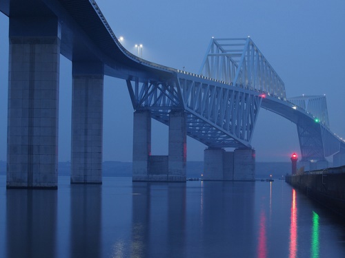 Pemandangan Tokyo Gate Bridge di waktu malam