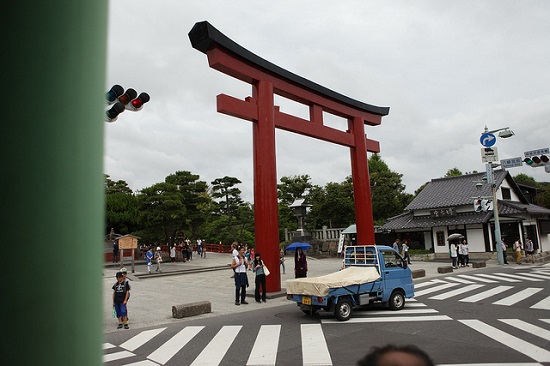 Torii merah penanda Kuil Tsurugaoka Hachimangu