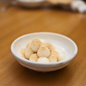 Tradisi makan kue mochi saat Otsukimi di Kyoto