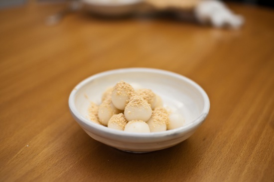 Tradisi makan kue mochi saat Otsukimi di Kyoto