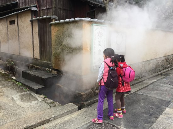 Uap memenuhi sudut kota Arima Onsen