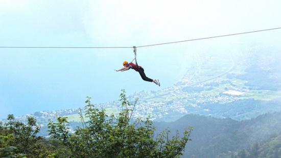 Waktu naik zipline di Biwako Valley