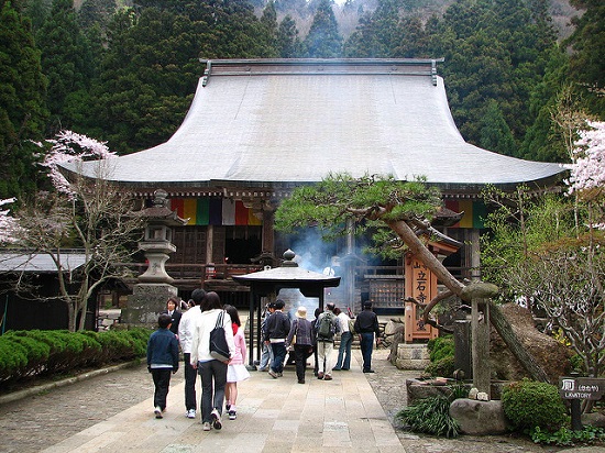 Wisatawan masuk ke Kuil Yamadera