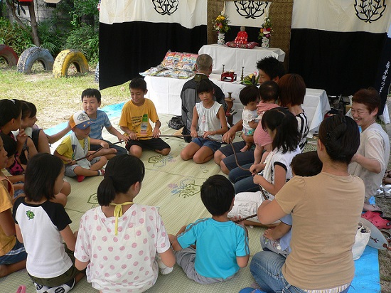 anak-anak bermain di jizo bon