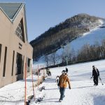 bermain ski di resort ski teine di sapporo