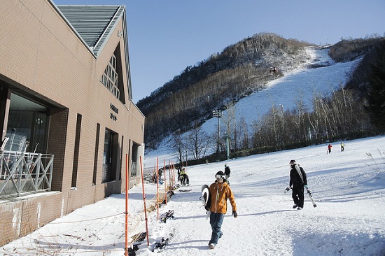 bermain ski di resort ski teine di sapporo