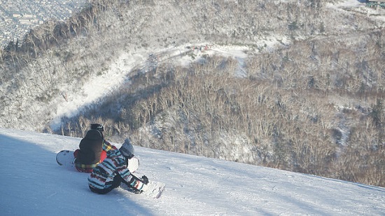 duduk santai di puncak sapporo teine