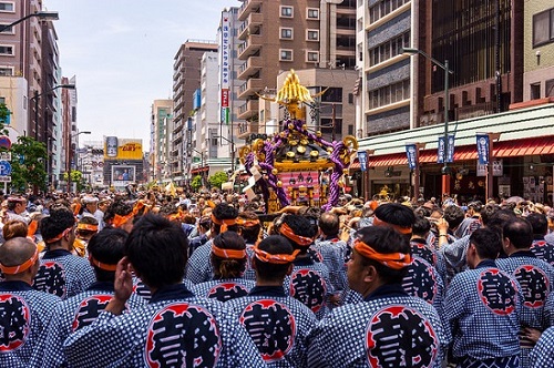 festival sanja matsuri di asakusa tokyo