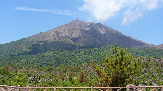 gunung sakurajima dari observatorium arimura