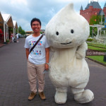 Foto dengan Maskot Huis Ten Bosch di pintu masuk