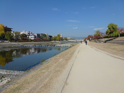 jalan di tepi sungai kamogawa