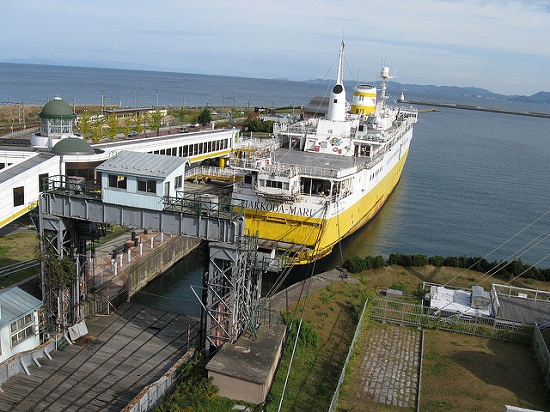 kapal hakkodamaru bersandar di dermaga Aomori