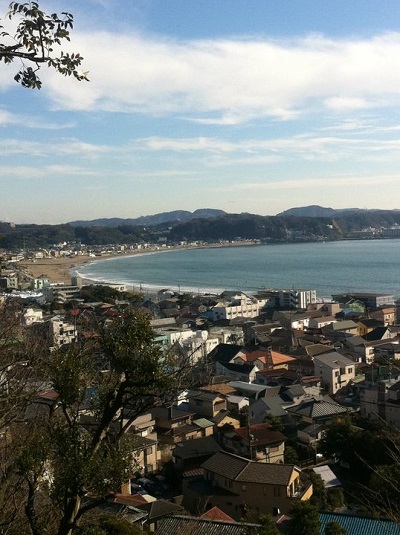 pantai kamakura dari kuil hasedera