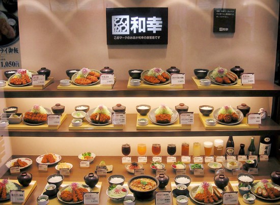 Makan di restoran Jepang