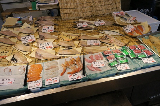 menu makanan laut segar di pasar furukawa