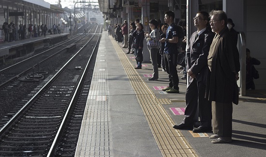 menunggu kereta di jepang