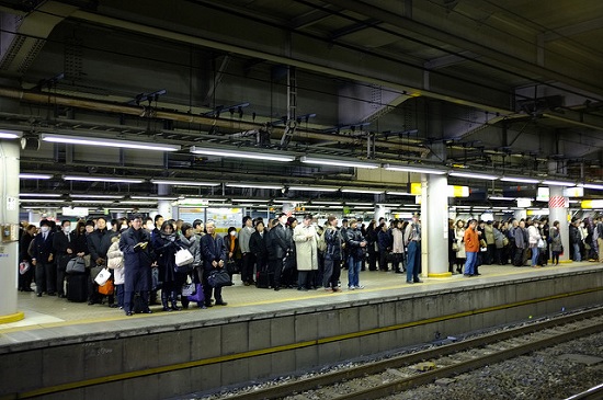 menunggu kereta di jepang